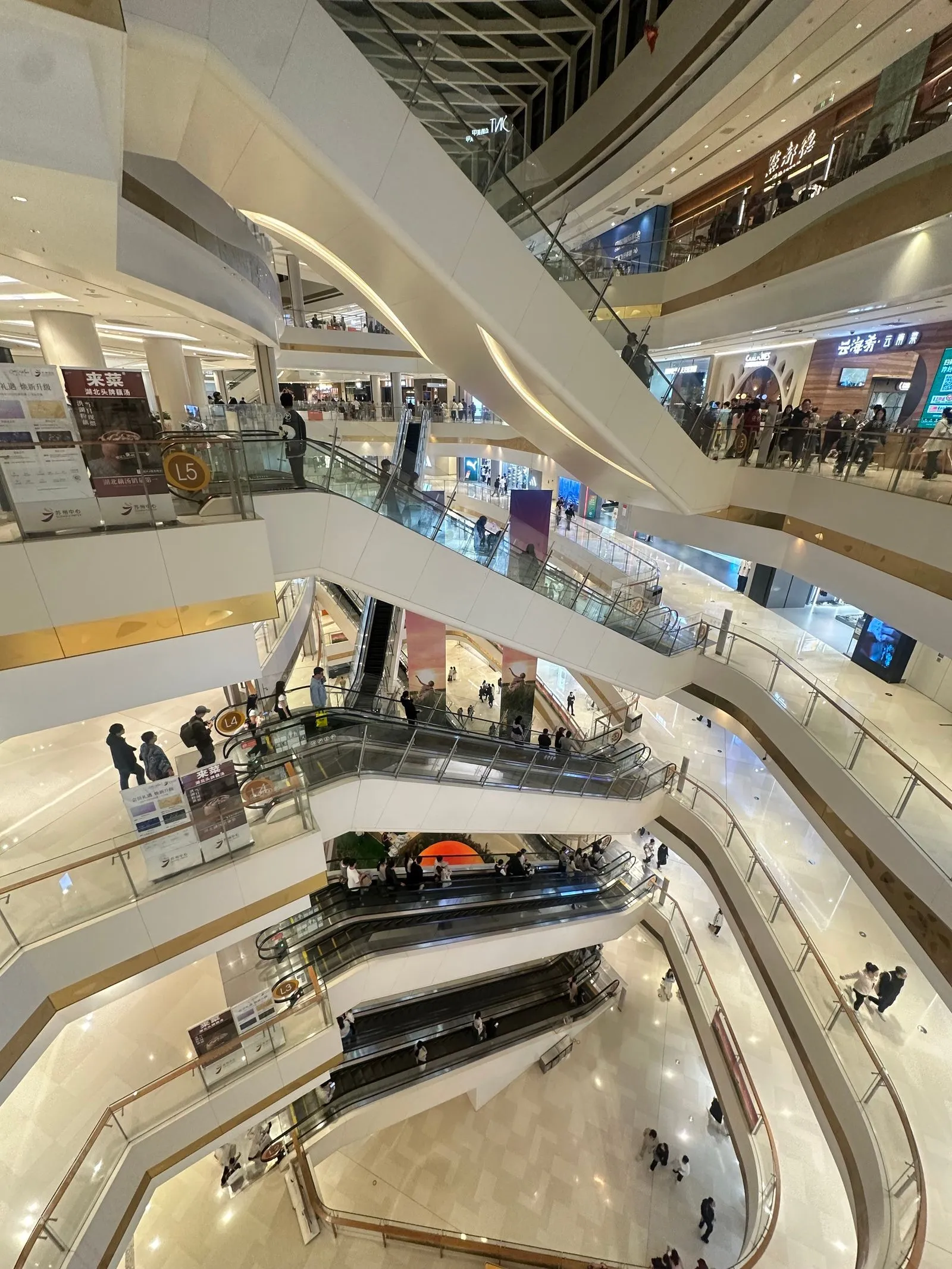 How US Shopping Malls Are Using AI to Increase Foot Traffic and Revenue?