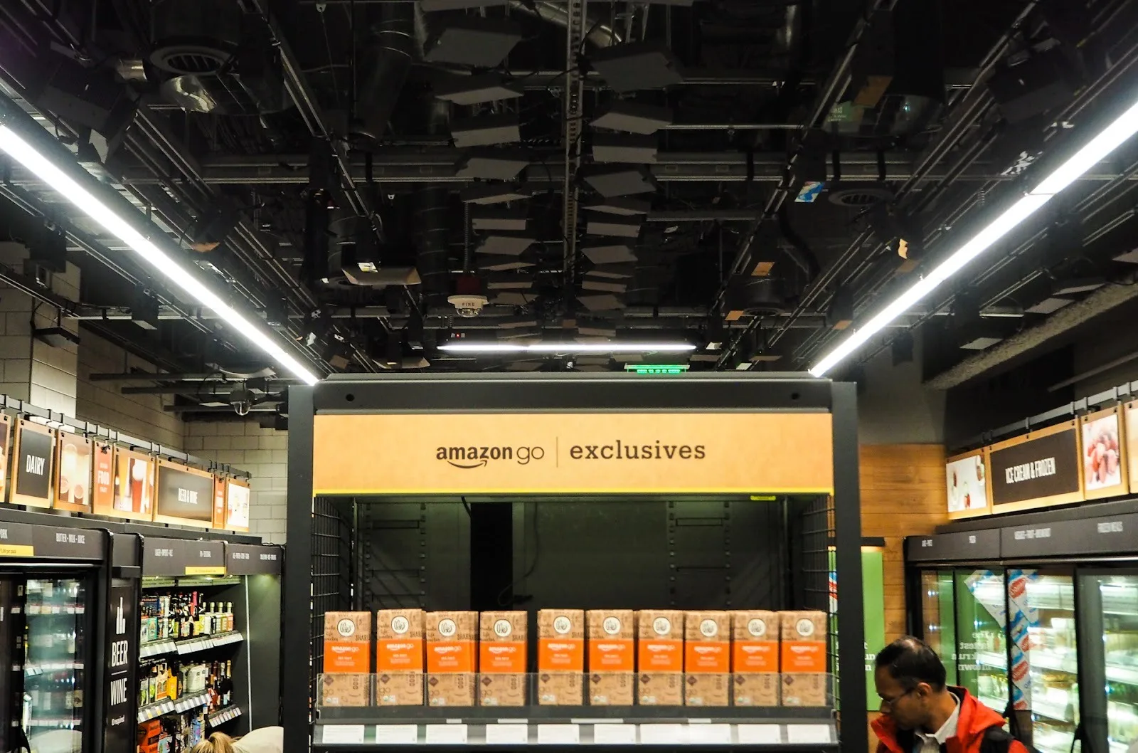 https://techcrunch.com/wp-content/uploads/2018/01/tc_amazon_go-1180007.jpg